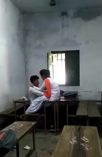 Desi college lover couple desi xxvideo enjoy in classroom