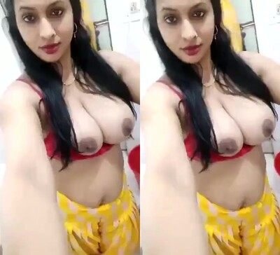 Very-sexy-hot-xx-desi-bhabhi-showing-big-tits-viral-nude-mms.jpg